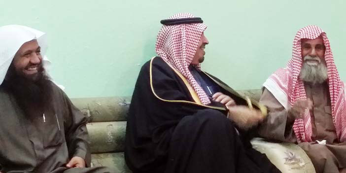  المنيفي خلال زيارته للشيخ مبارك