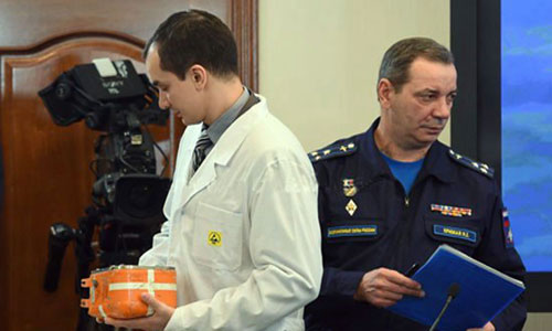  السلطات الروسية أثناء فتحها للصندوق الأسود