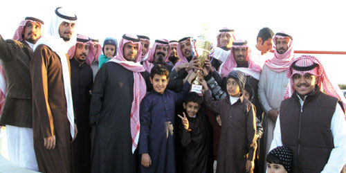  مدير الميدان يسلم الكأس لصاحب الجواد الفائز مدير الميدان يسلم الكأس