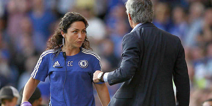  الطبيبة إيفا أثناء نقاشها مع المدرب مورينيو