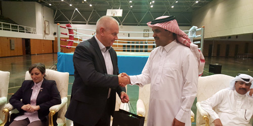  حكام الدورة مع المحاضرين الدوليين في ختام الدورة