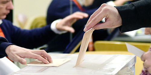  الإسبان يدلون بأصواته في الانتخابات البرلمانية