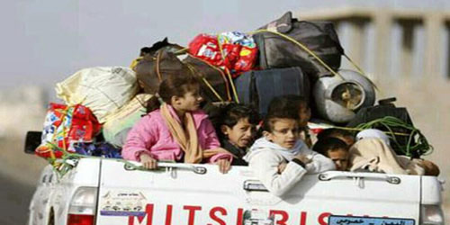  عائلة يمنية تنزح خوفاً من قصف الحوثيين العشوائي