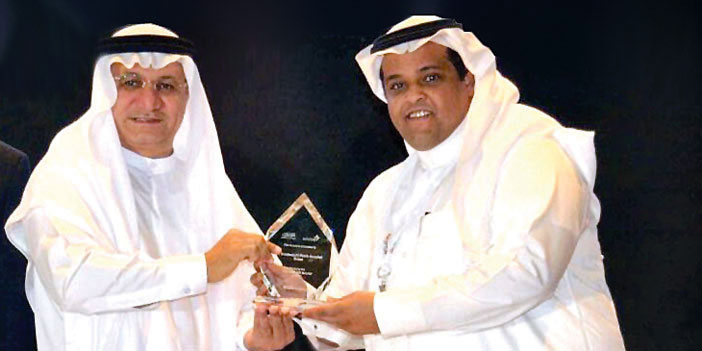  معالي رئيس مجلس إدارة هيئة صحة دبي يسلّم م. الميمان الجائزة