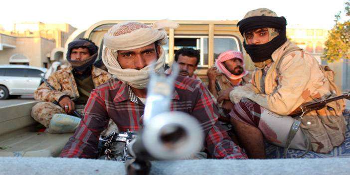  جنود من المقاومة الشعبية يطاردون المتمردين