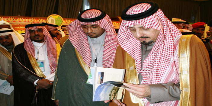  الأمير فيصل بن خالد متجولاً في المعرض المصاحب لفعاليات المنتدى