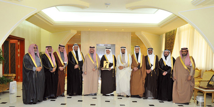  الأمير بدر بن جلوي يقدم درع جائزة الملك خالد لأمير الشرقية