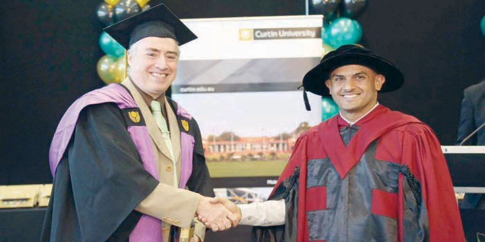  العويش يتسلم شهادته