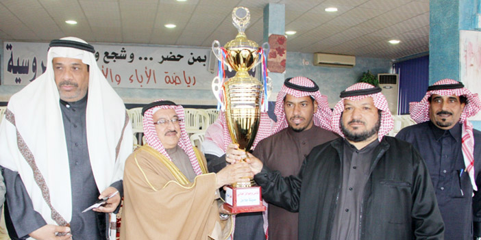  رئيس مركز جلاجل يسلم الكأس