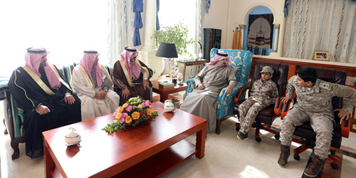  أمير المنطقة مع ذوي الشهيد