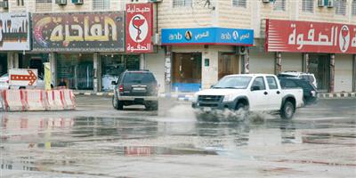 أمطار متفرقة على منطقة الرياض والسماء ملبدة بالغيوم والمدني يحذر 