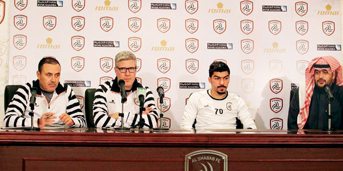  مدرب الشباب خلال المؤتمر الصحفي