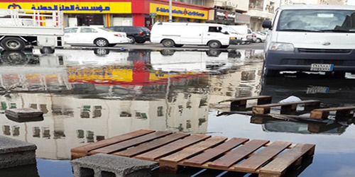 شارع المكتبات بحي العدامة بالدمام يغرق بالطفح ومياه الأمطار