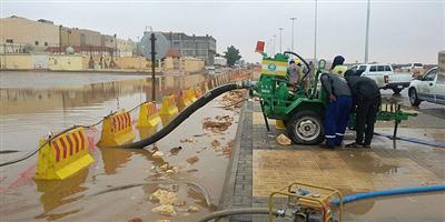 أمانة منطقة الرياض تباشر عملية سحب تجمعات مياه الأمطار 