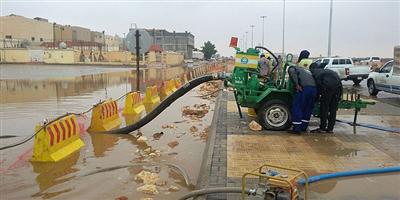 أمانة منطقة الرياض تباشر عملية سحب تجمعات مياه الأمطار 