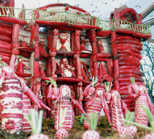 حرفي مكسيكي يصنع تماثيل من ثمرة الفجل 