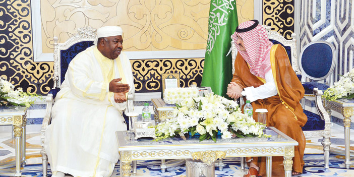  الأمير مشعل بن ماجد مستقبلا رئيس الغابون لدى وصوله إلى جدة