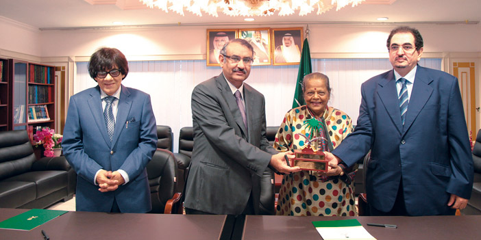  السفير الرشيد والملحق الثقافي الحارثي يكرمان مالك المبنى