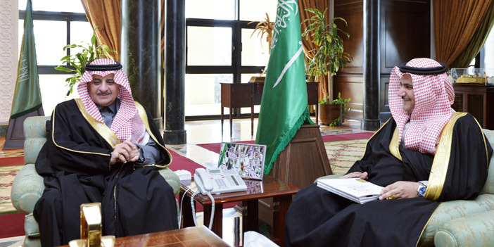  أمير منطقة تبوك أثناء لقائه مدير فرع السياحة