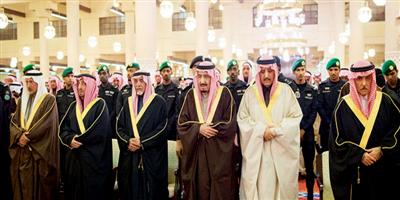 خادم الحرمين الشريفين يؤدي صلاة الميت على صاحب السمو الأمير سعود بن محمد بن عبدالعزيز 