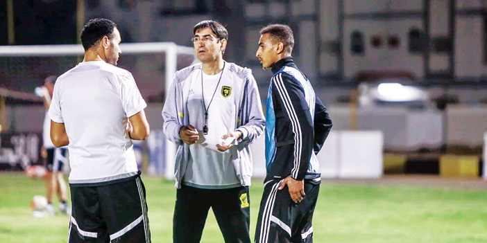  بيتوركا يتحدث لبعض اللاعبين