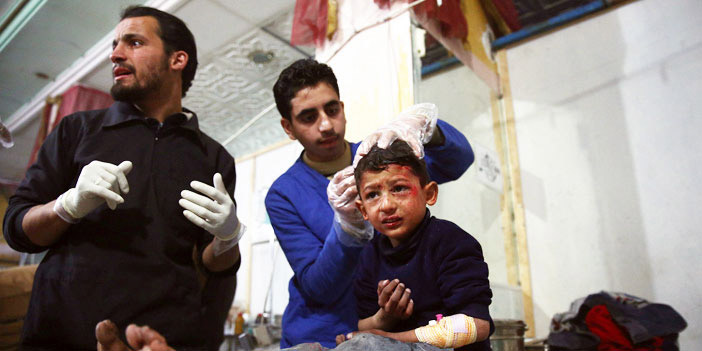  إسعاف طفل سوري جريح أحد ضحايا قصف النظام أمس على دوما شرق دمشق