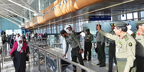 اللواء اليحيى يتفقد صالات الجوازات بمطاري جدة والمدينة ويحضر ورشة عمل الحج 
