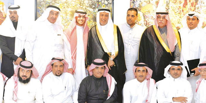  صورة جماعية للمشاركين مع المهندس طارق والدكتور ماجد