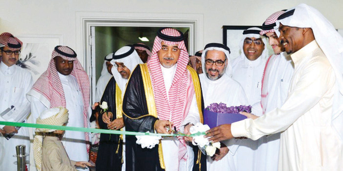  الأستاذ الحازمي يفتتح معرض أسود وأبيض