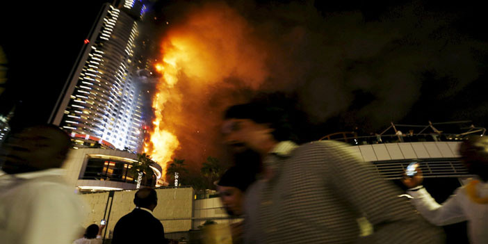 الألعاب النارية تضيء سماء دبي رغم الحريق 