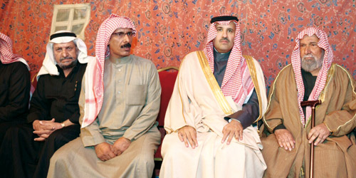  الأمير فيصل بن سلمان خلال زيارته لأسرة الشهيد المزيني