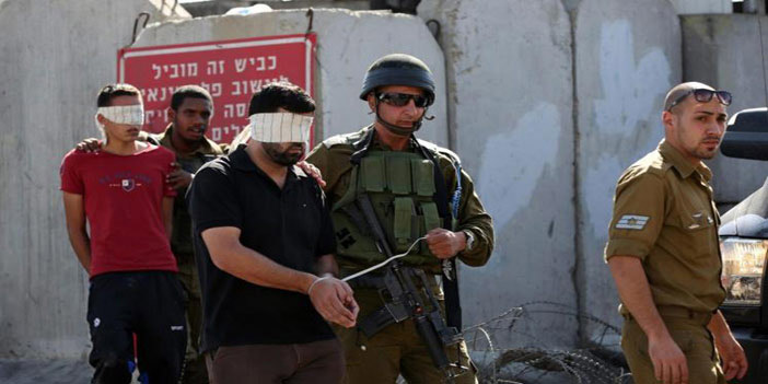  جنود الاحتلال، وهم يقومون بالاعتقال التعسفي بحق الفلسطينيين