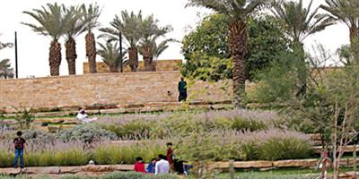 أمانة منطقة الرياض تستقبل زوارها بالورود والزهور خلال الإجازة 