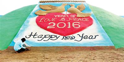 آسيوي ينحت على الرمل «سنة من الحب والسلام 2016» 