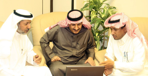  الأمير نايف بن ثنيان يطلع على مشروع الطلاب