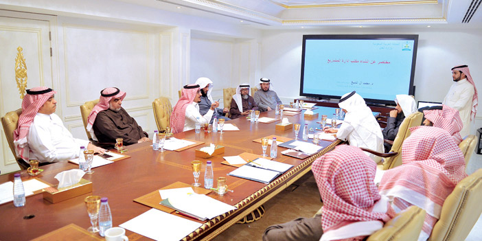 يعمل على رفع تقارير أسبوعية وشهرية إلى متخذي القرار 