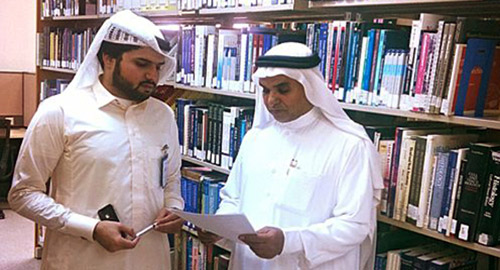  الدكتور العمري يُطْلِع محرر (الجزيرة) على نتائج الدراسة البحثية