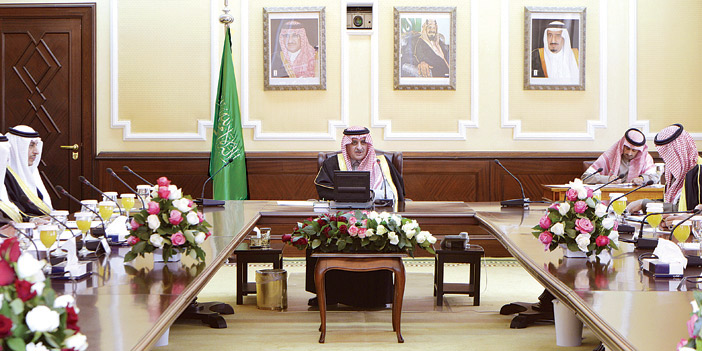  الأمير فهد بن سلطان خلال ترؤسه جلسة المنطقة