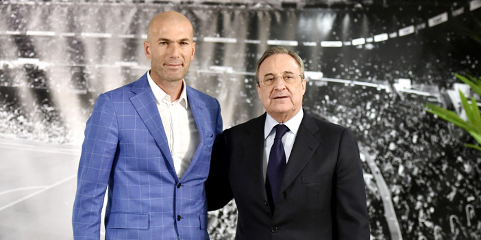  زيدان بجانب رئيس نادي ريال مدريد بعد إعلان تعيينه مدرباً للفريق