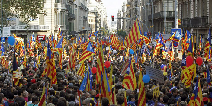  جموع الكتالونيين بإسبانيا يرفعون أعلام الإقليم