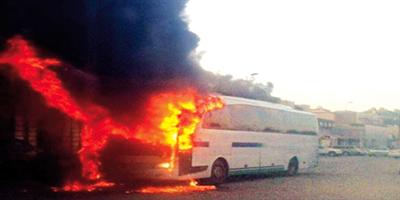 (4) من مثيري الشغب يحرقون حافلة لنقل الموظفين في القطيف 
