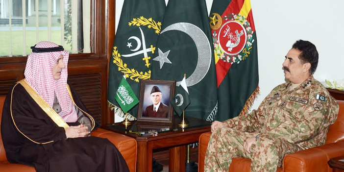  وزير الخارجية خلال لقائه قائد الجيش الباكستاني في إسلام آباد أمس