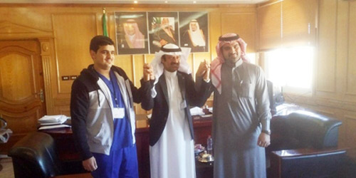  مدير صحة القريات مع ابني الشهيد