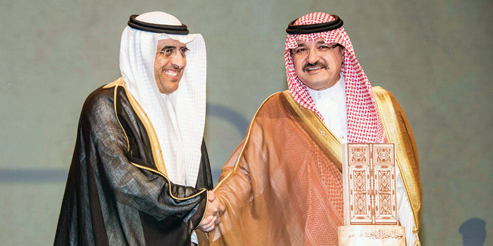  الأمير مشعل بن ماجد يسلم سعيد الغامدي الرئيس التنفيذي للبنك الأهلي درع التكريم