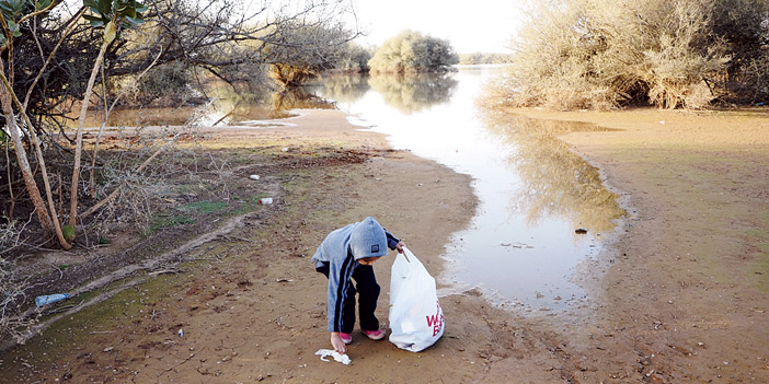 آباء يعززون ثقافة نظافة المتنزهات البرية في نفوس أبنائهم ميدانياً 