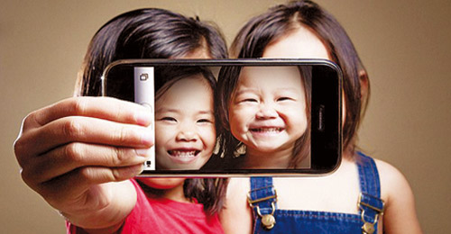 استخدام الهاتف الذكي يؤثر على صحة الطفل 
