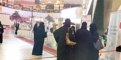 مطاردة للأميات في أسواق الرياض من أجل التحاقهن بالدراسة 