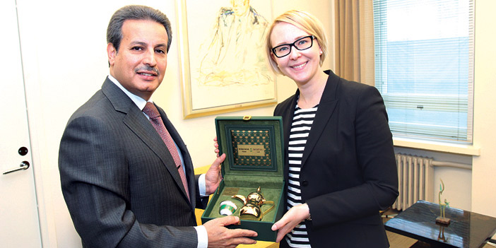 السفير بن عبود يسلم رئيسة البرلمان هدية تذكارية