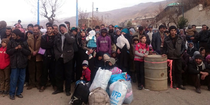  وسط البرد القارس مئات العوائل السورية ينتظرون وصول قوافل المساعدات على مشارف بلدة مضايا