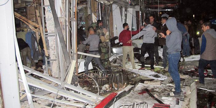  مواطنون عراقيون يبحثون عن أي ضحية وسط ركام تفجير مول جوهرة